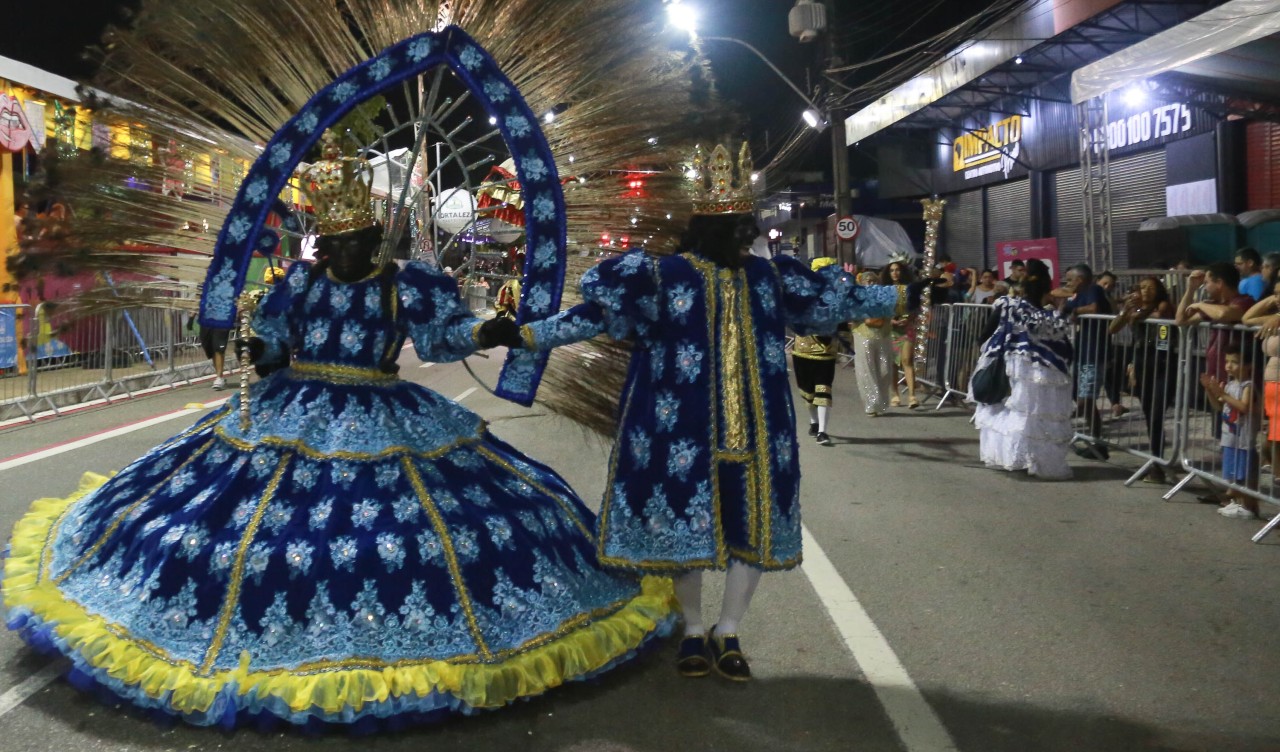 casal com fantasias azul desfila no maracatu